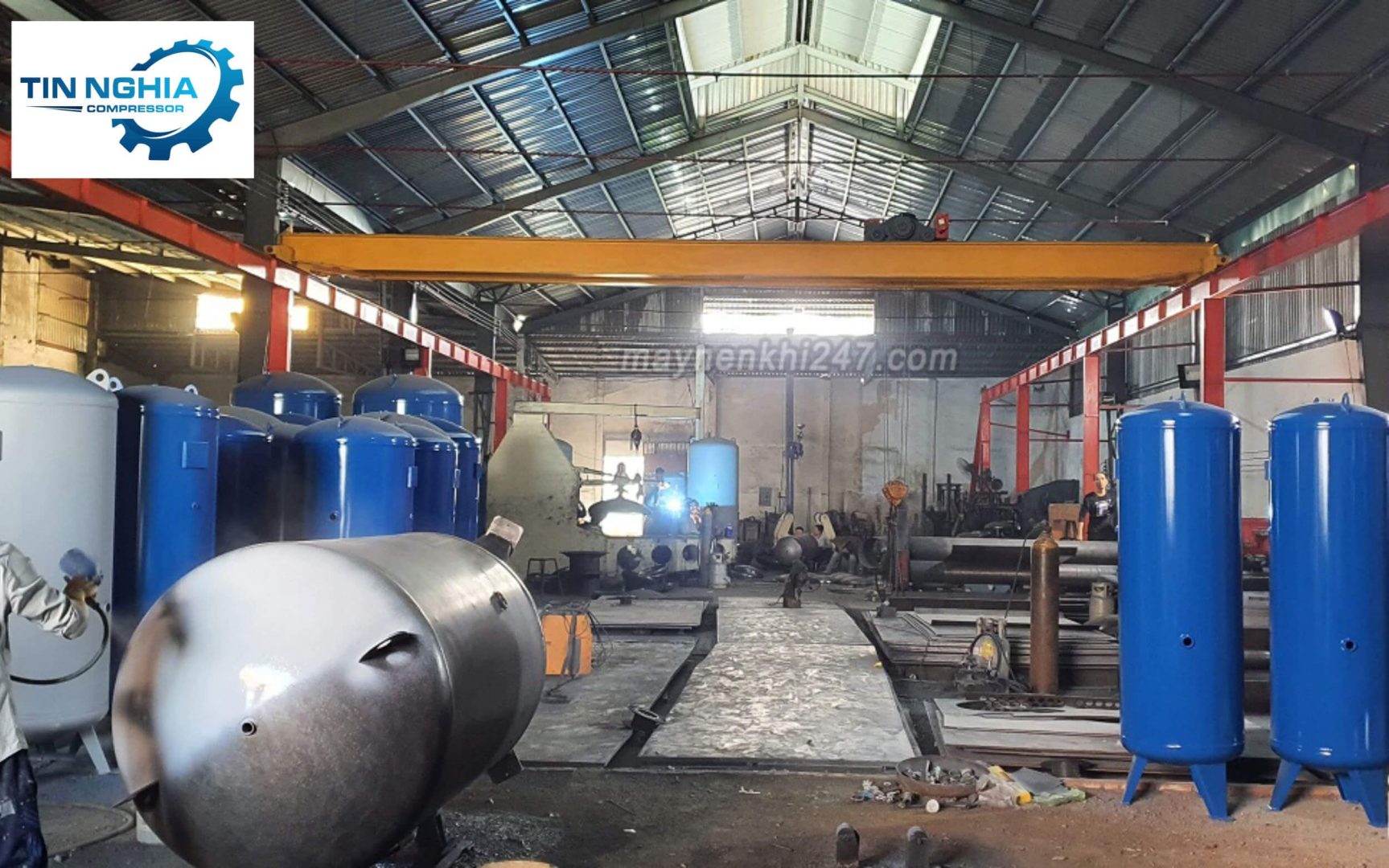 Bình chứa khí thường có dạng trụ tròn, với vỏ ngoài làm từ thép chịu lực chắc chắn